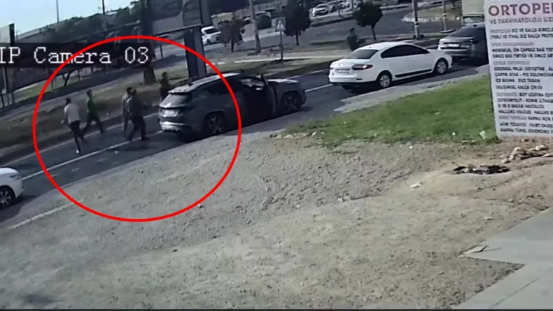 Yola saçılan sebze ve meyveleri sürücüler toplayıp kamyonete taşıdı