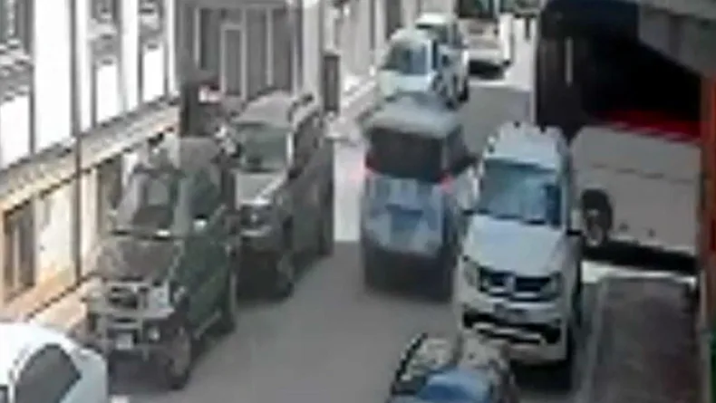 Yolcu midibüsü ile polis aracı çarpıştı
