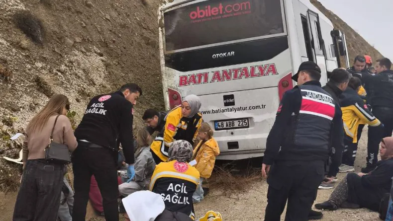 Yolcu midibüsü şarampole düştü: 9 yaralı