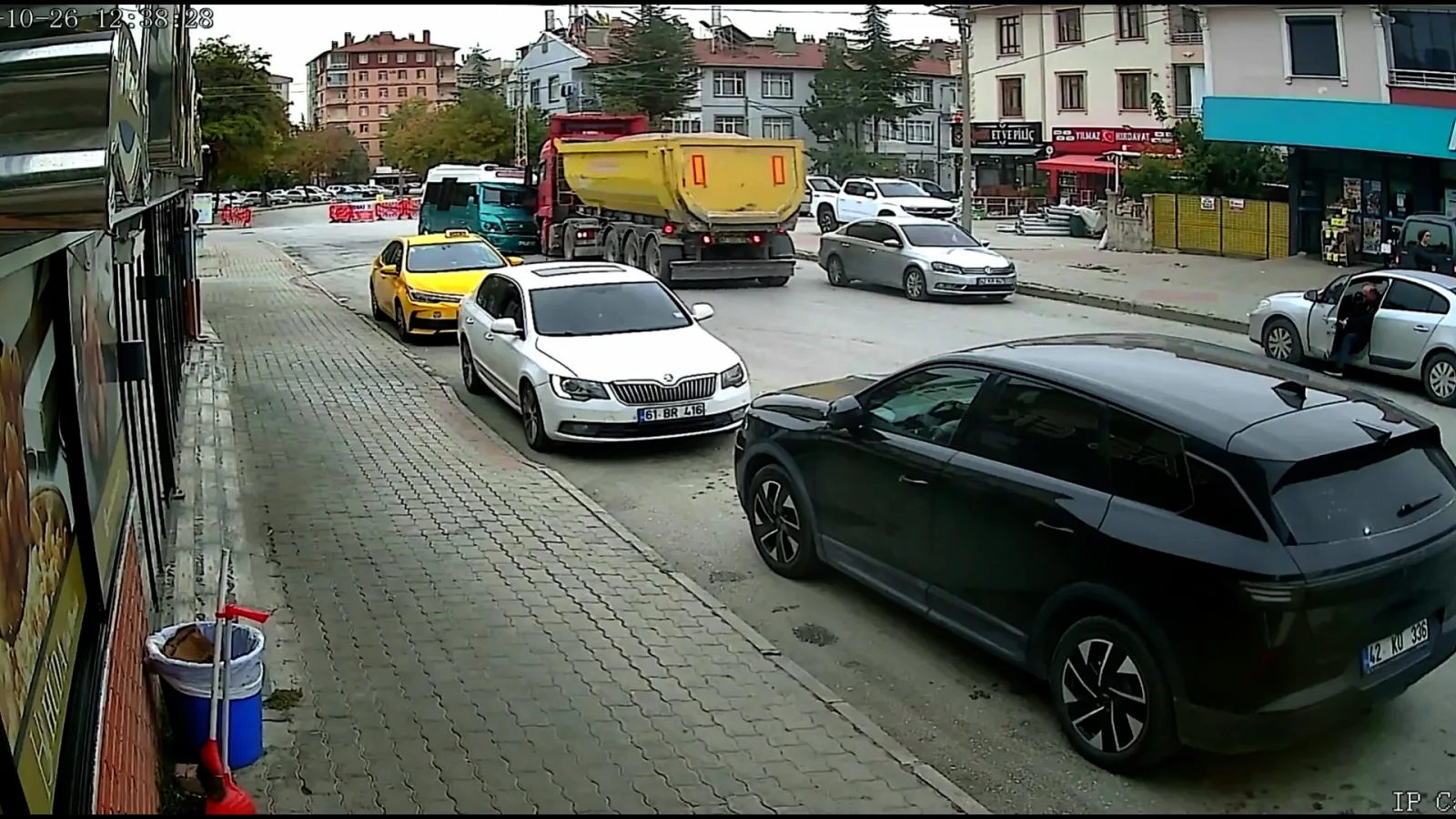 Yolcu minibüsü ile hafriyat kamyonu çarpıştı: 10 yaralı