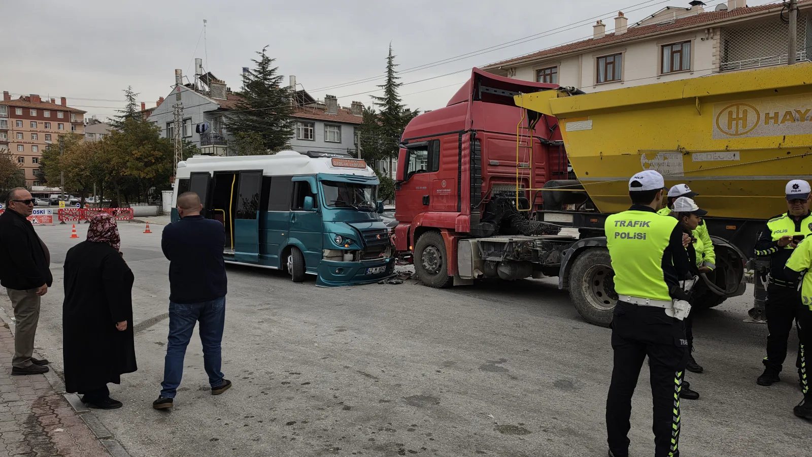 Yolcu minibüsü ile hafriyat kamyonu çarpıştı: 10 yaralı