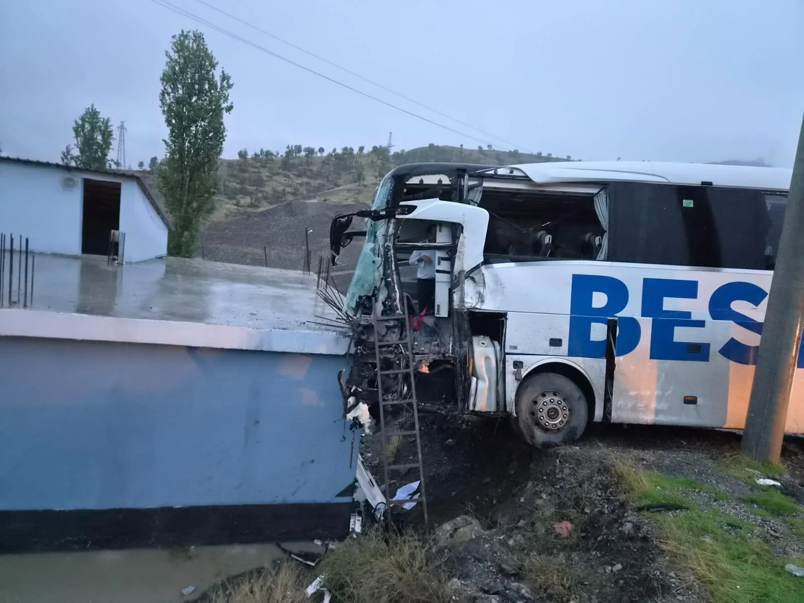 Yolcu otobüsü ile TIR çarpıştı; 1 ölü, 14 yaralı