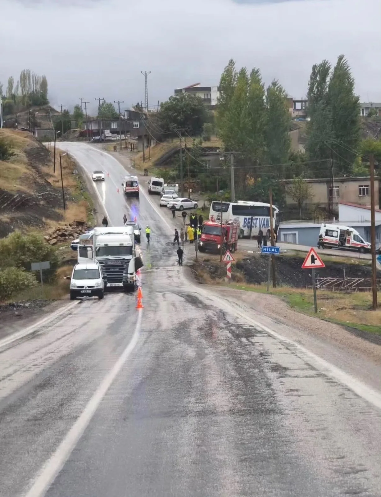 Yolcu otobüsü ile TIR çarpıştı; 1 ölü, 14 yaralı