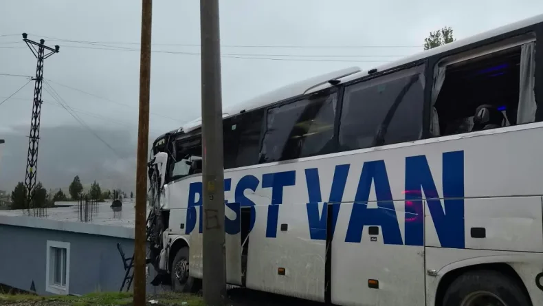Yolcu otobüsü ile TIR çarpıştı; 1 ölü, 14 yaralı