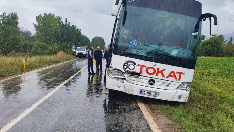 Yolcu otobüsü, kamyonete çarptı: 2 yaralı