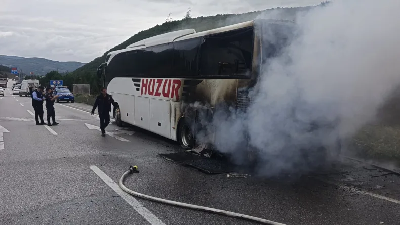 Yolcu otobüsü seyir halindeyken alev aldı