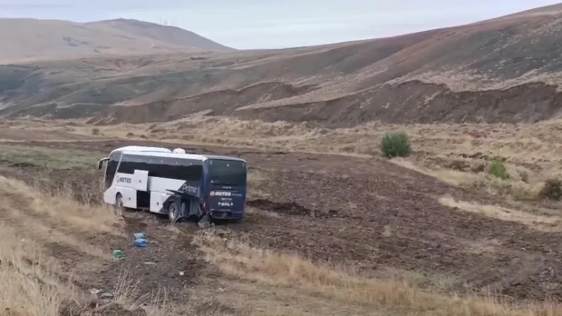 Yolcu otobüsü tarlaya girdi: 2’si çocuk 9 yaralı