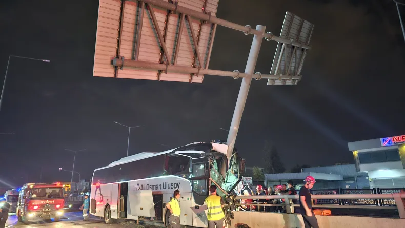 Yolcu otobüsü yön tabelasının direğine çarptı: 11 yaralı