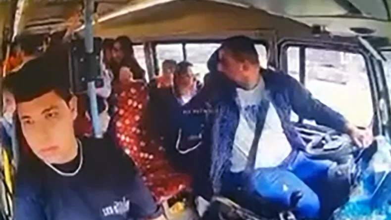 Yolcularla konuşurken kaza yaptı