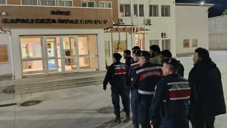 Yolda durdurulan minibüste 20 kaçak göçmen yakalandı; 5 organizatör tutuklandı