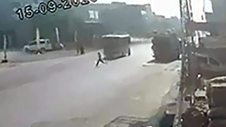 Yoldan geçerken minibüsün çarptığı çocuk yaralandı; sürücü gözaltında