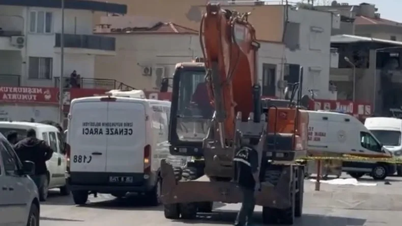 Yolun karşısına geçerken iş makinesinin çarptığı yaya öldü