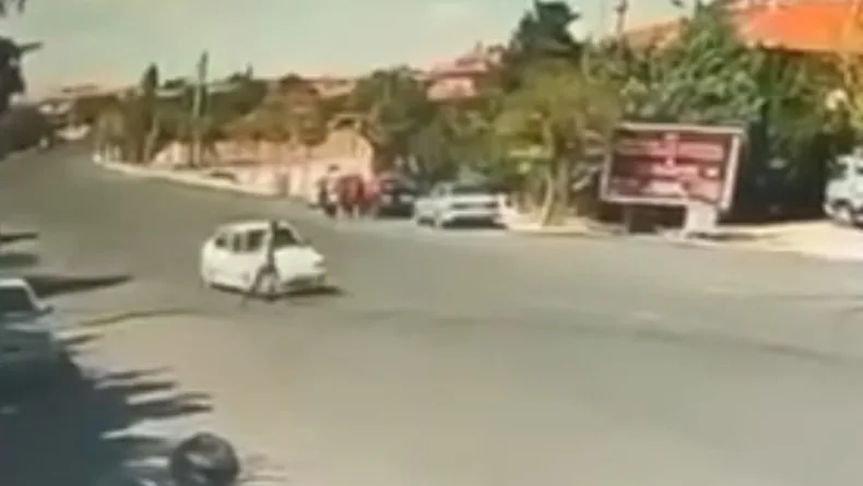Yolun karşısına geçerken otomobilin çarptığı engelli yaralandı