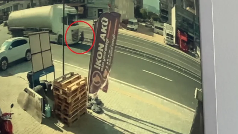 Yolun karşısına geçerken tankerin çarptığı yaya öldü; kaza kamerada