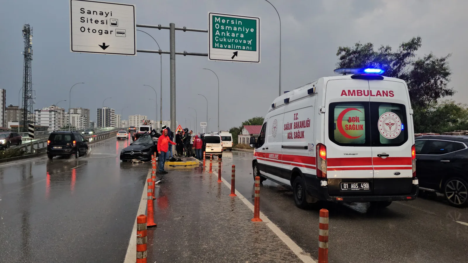 Yön tabelasının direğine çarpan otomobilin sürücüsü öldü