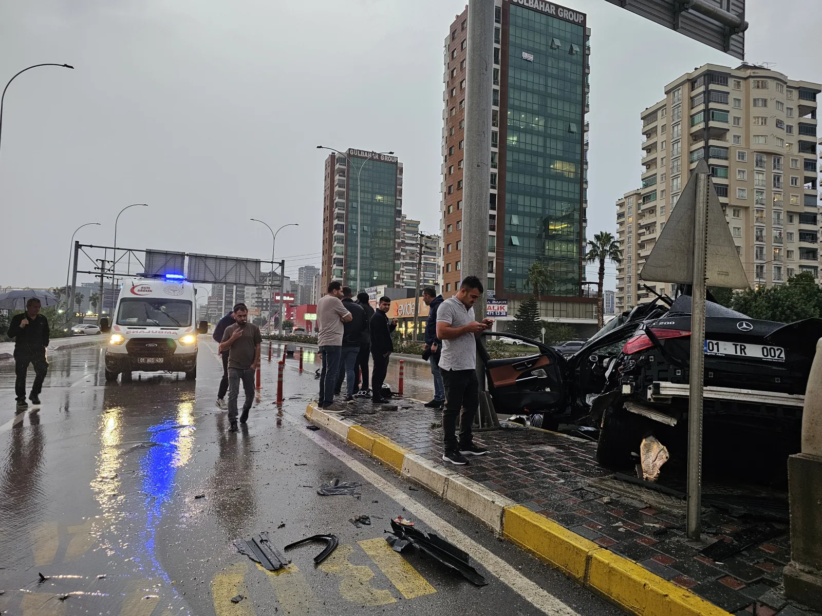 Yön tabelasının direğine çarpan otomobilin sürücüsü öldü