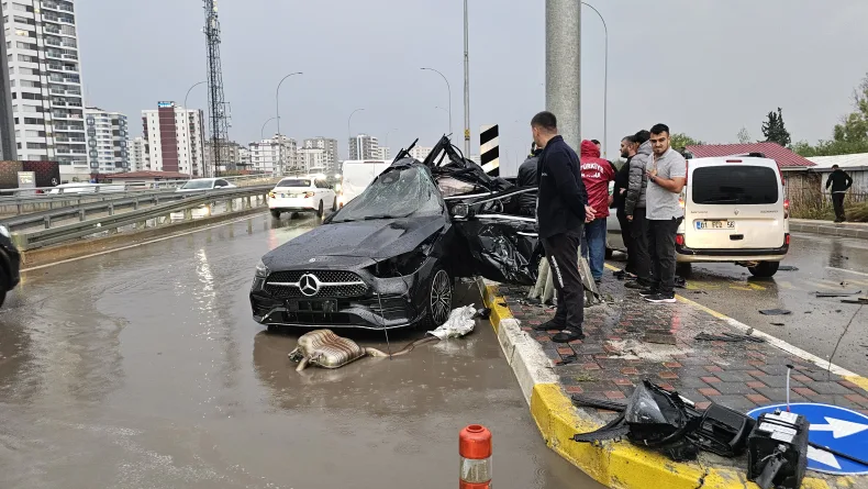 Yön tabelasının direğine çarpan otomobilin sürücüsü öldü