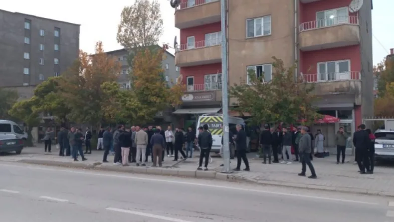 Yüksekova’da sürücüsü kalp krizi geçiren öğrenci servisi binaya çarptı
