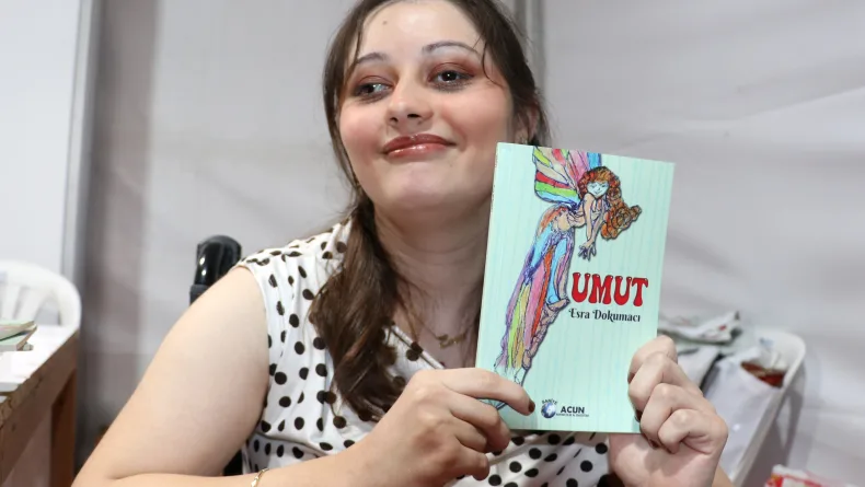 Yürüme engelli Esra, hayat hikayesini kitabı ‘Umut’ta anlattı