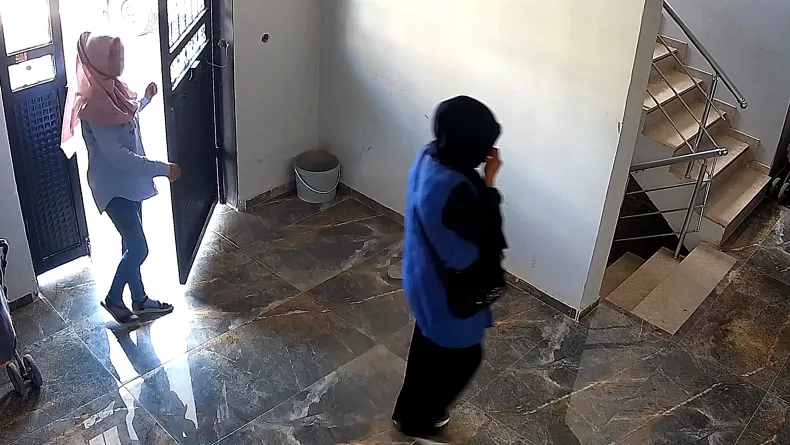Yüzlerini eşarpla gizleyip girdikleri apartman dairesinden para ve altın çaldılar