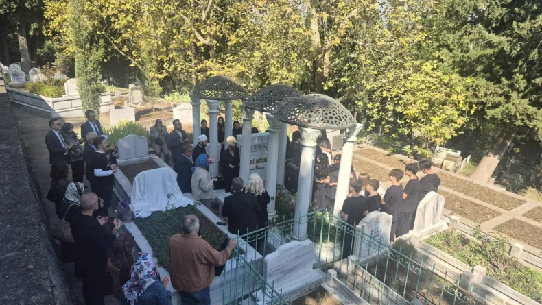 Zeki Müren, kabri başında anıldı