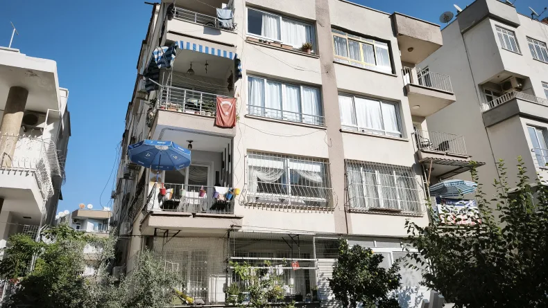 Zemininde çatlak ve çökme meydana gelen binada inceleme sürüyor