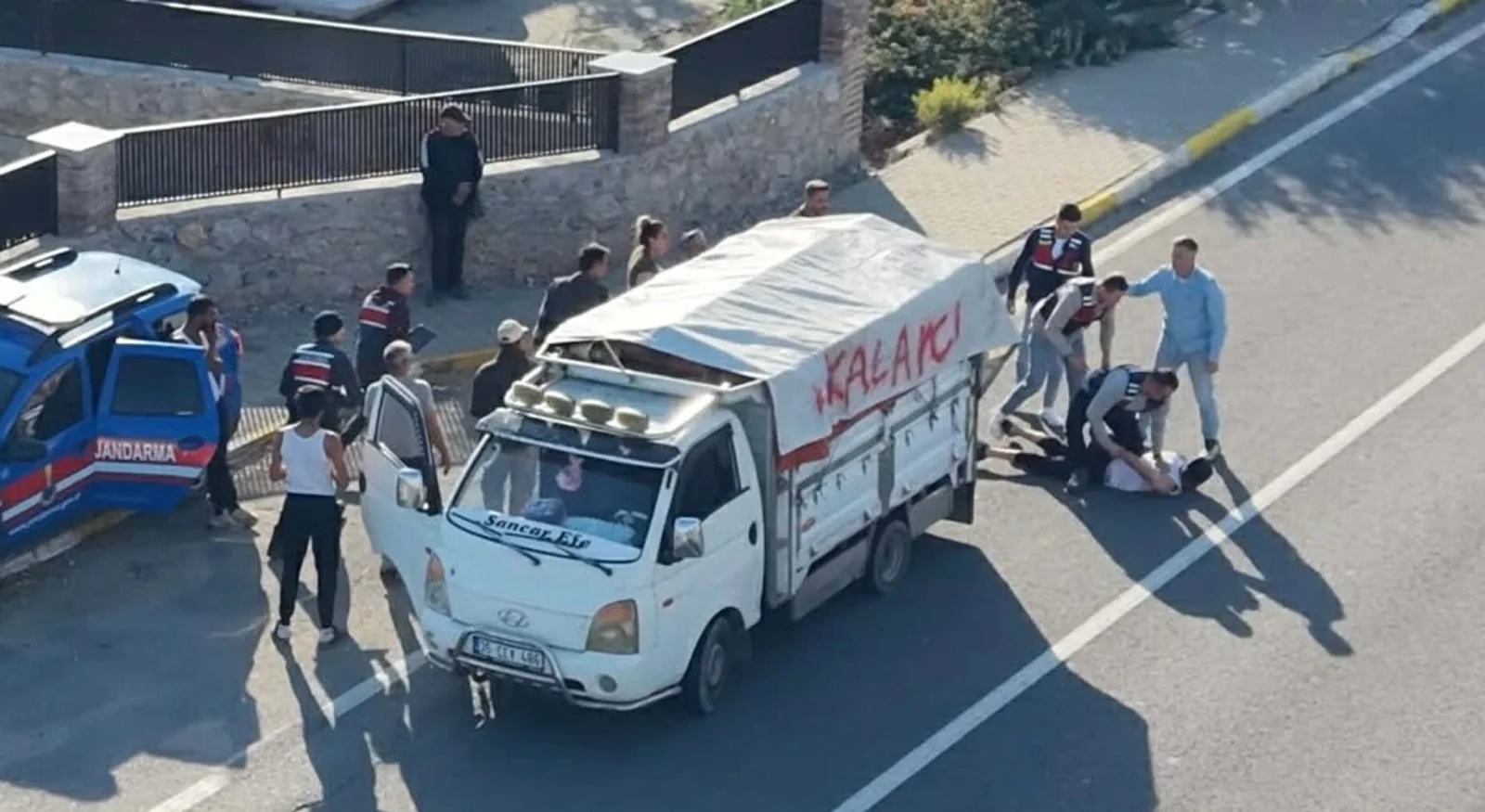 Zeytin işçiliği yapan cezaevi firari, jandarmanın sıkı takibiyle yakalandı