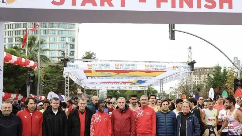 Zeytinburnu'nda 17'nci Cumhuriyet Koşusu gerçekleşti