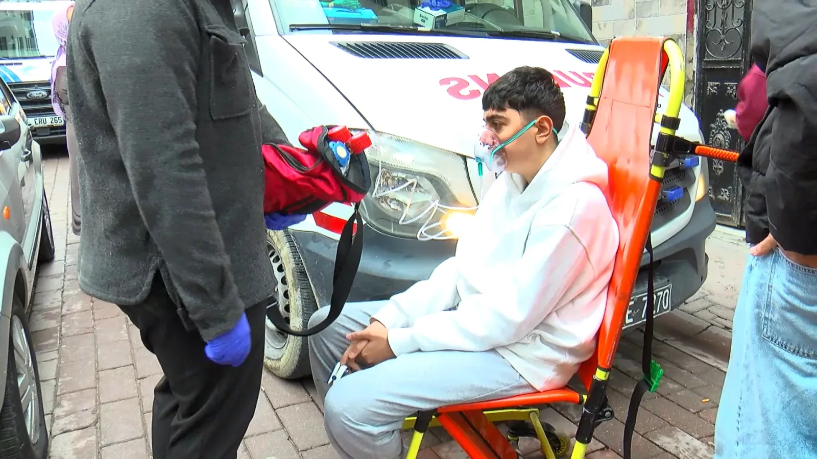 Zeytinburnu’nda 5 katlı binada çıkan yangında 2 kişi dumandan etkilendi