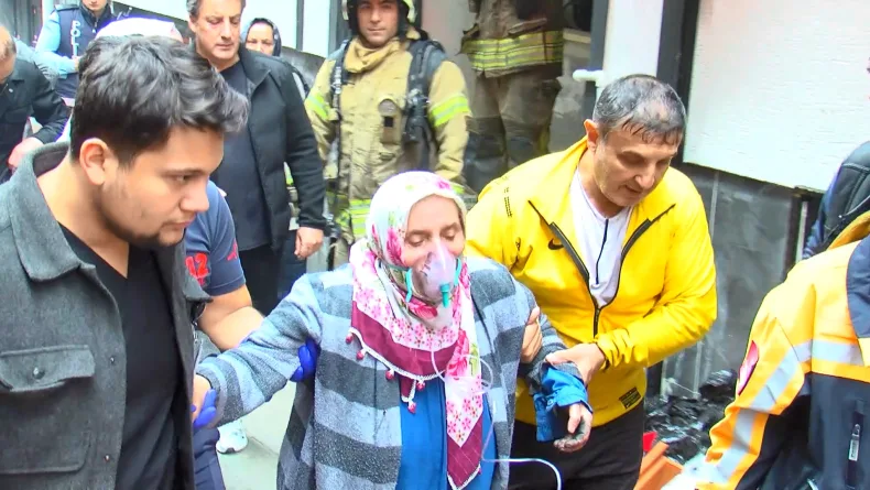 Zeytinburnu’nda 5 katlı binada çıkan yangında 2 kişi dumandan etkilendi