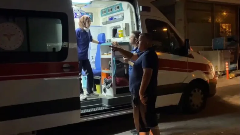 Zeytinburnu'nda 5 katlı binada yangın: 5 kişi dumandan etkilendi