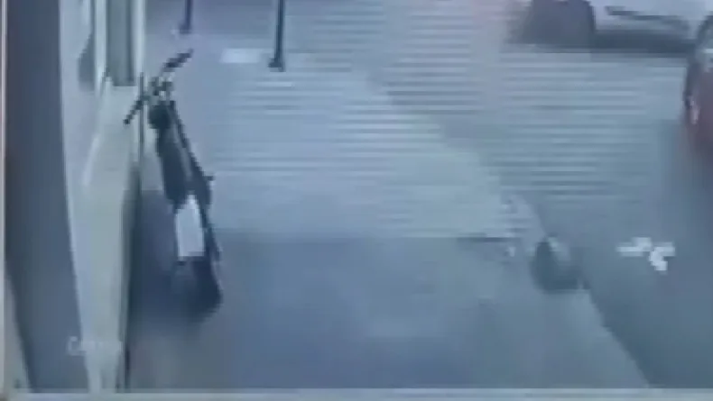Zeytinburnu’nda elektrikli bisiklet hırsızlığı kamerada