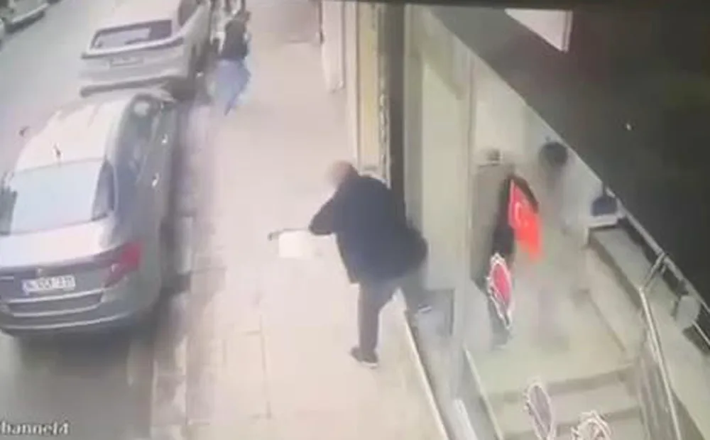 Zeytinburnu'nda esnaf kendisini tehdit eden saldırganı silahla yaraladı; güvenlik kamerası görüntüleri ortaya çıktı