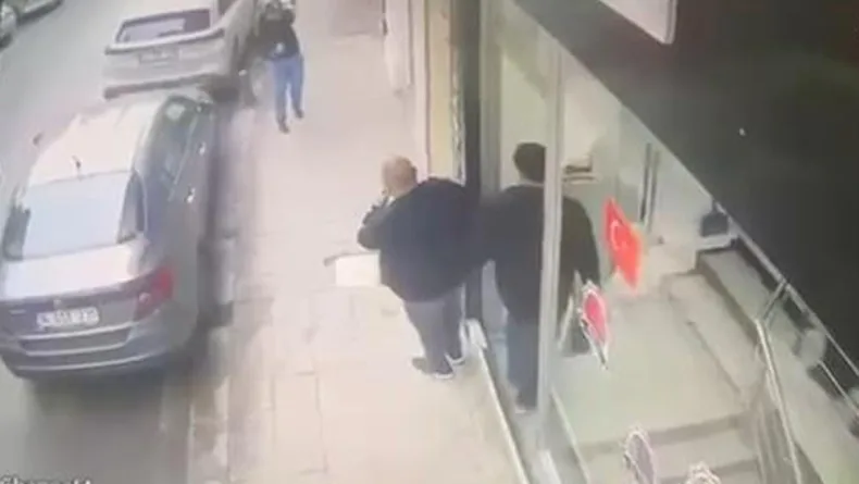 Zeytinburnu'nda esnaf kendisini tehdit eden saldırganı silahla yaraladı; güvenlik kamerası görüntüleri ortaya çıktı