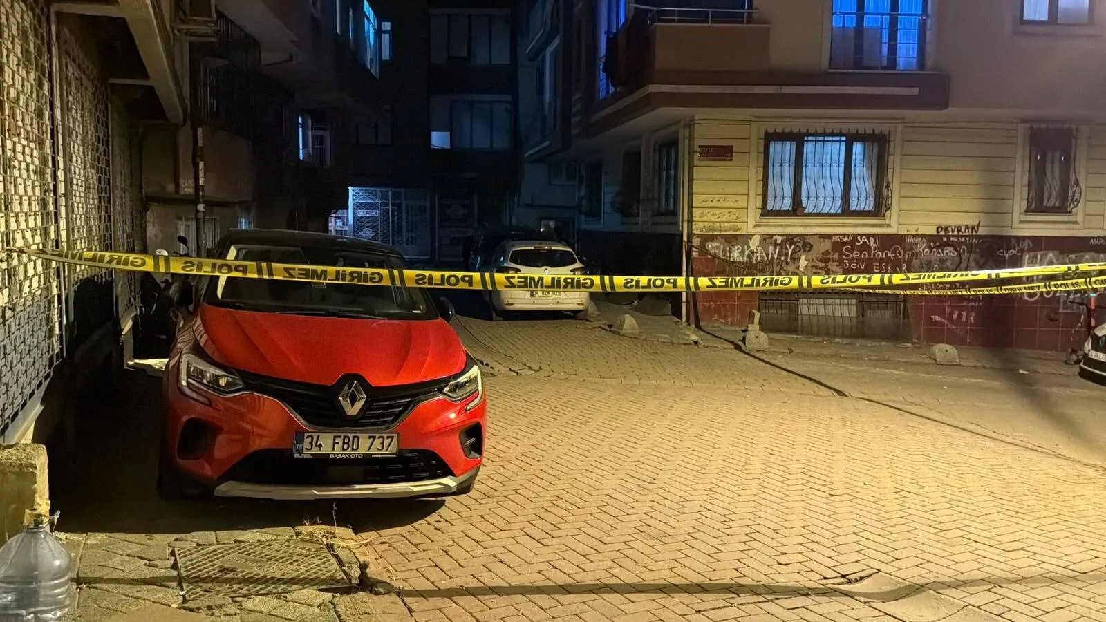 Zeytinburnu’nda iki grup arasında silahlı kavga; binalara ve iş yerine mermi isabet etti