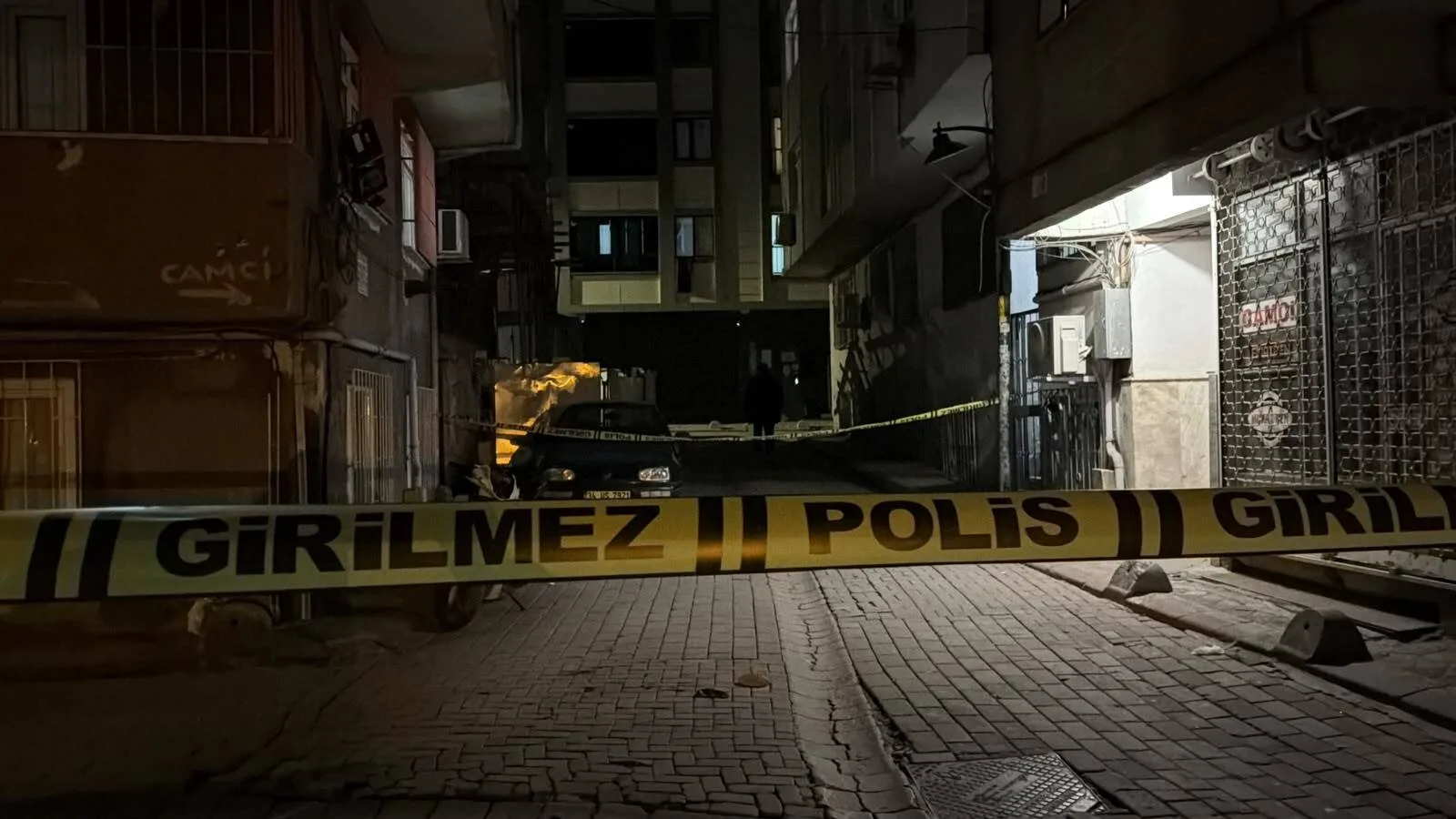 Zeytinburnu’nda iki grup arasında silahlı kavga; binalara ve iş yerine mermi isabet etti
