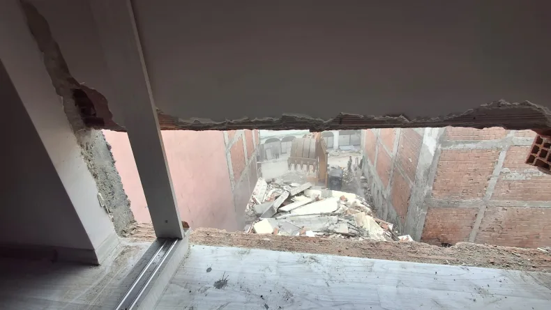 Zeytinburnu'nda inşaat çalışmasında yan binadaki dairenin dün yatak odası, bugün banyo duvarı yıkıldı
