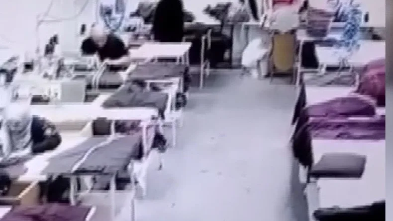 Zeytinburnu'nda yıkım sırasında kopan beton parçası atölyenin duvarını deldi