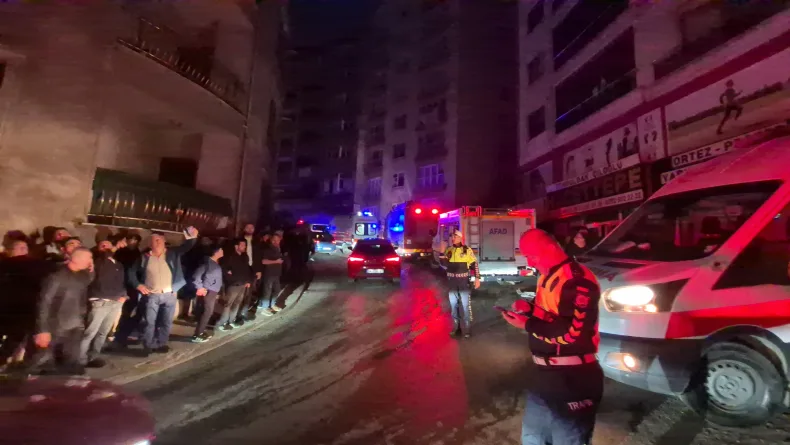 Zonguldak’ta 2 katlı bina çöktü; enkazda kalan 2 kişiden 1’i sağ, diğerinin cansız bedeni çıkarıldı (2)- Yeniden