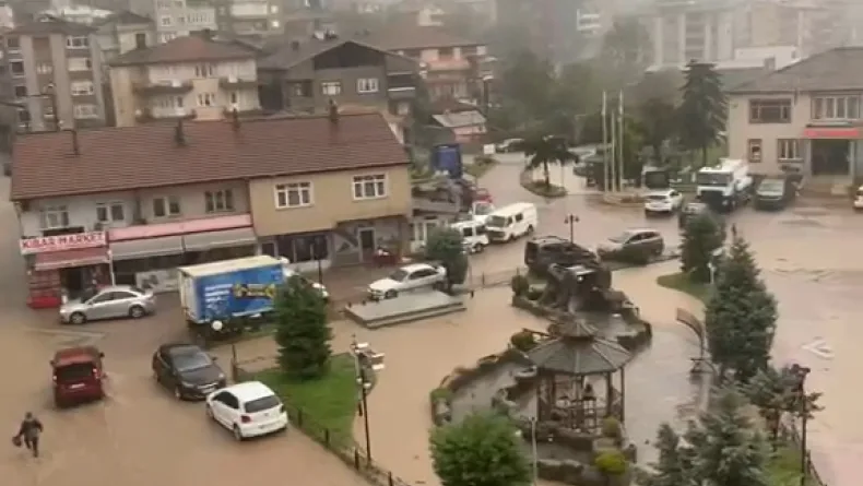 Zonguldak’ta cadde ve sokaklar göle döndü