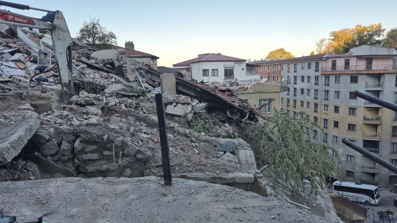 Zonguldak’ta çöken 3 katlı evin çevresindeki 7 bina tahliye edildi