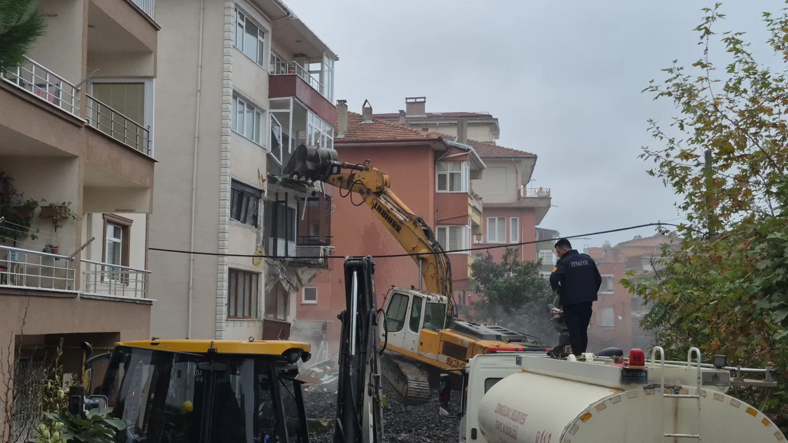 Zonguldak’ta riskli apartmanın yıkımı başladı