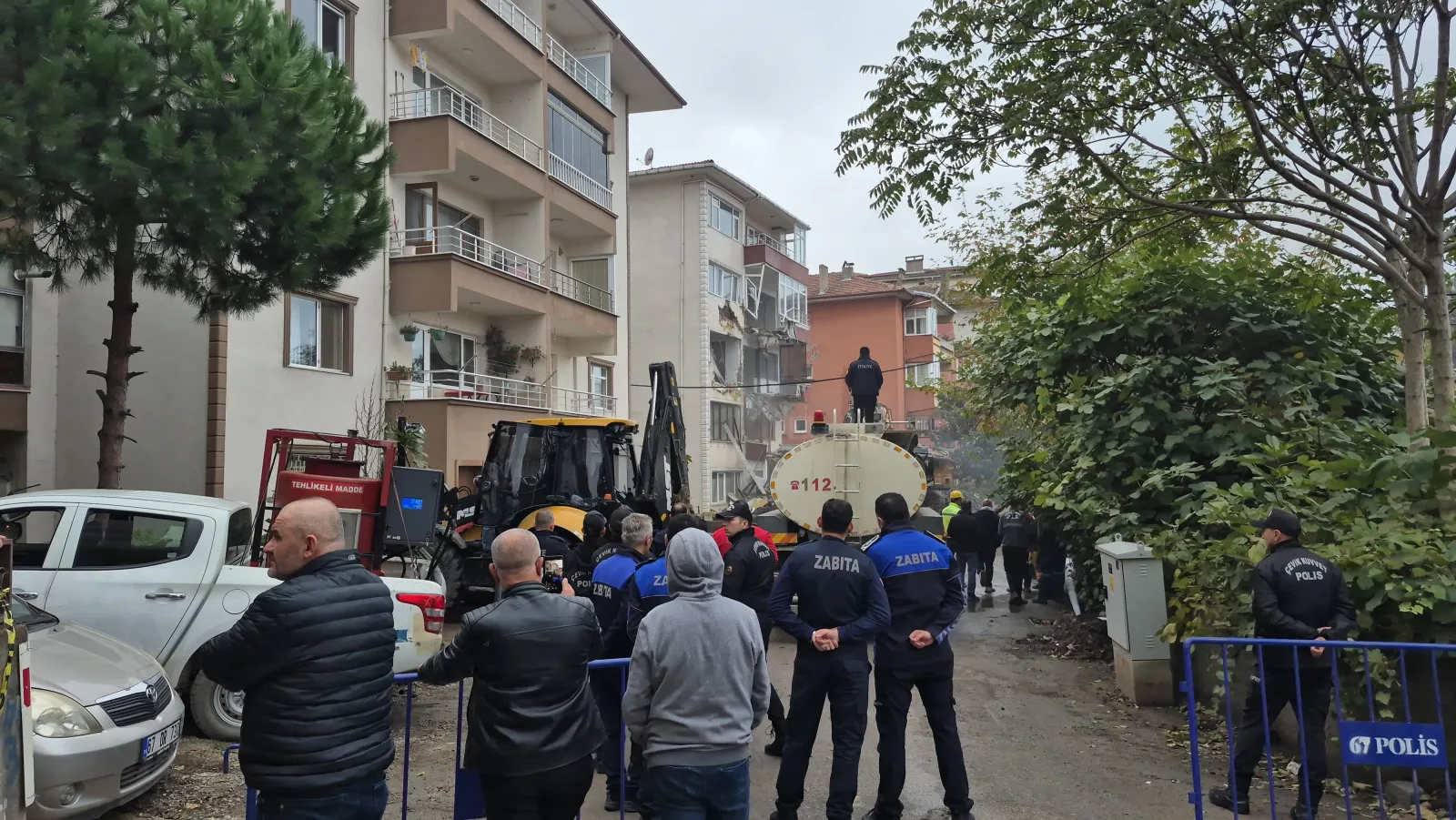 Zonguldak’ta riskli apartmanın yıkımı başladı