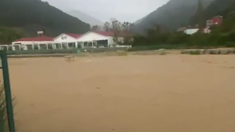 Zonguldak'ta sağanak; dereler taştı, istinat duvarı çöktü (2)