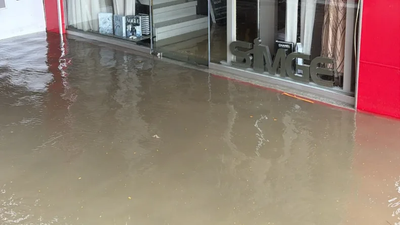 Zonguldak'ta sağanak; dereler taştı, istinat duvarı çöktü