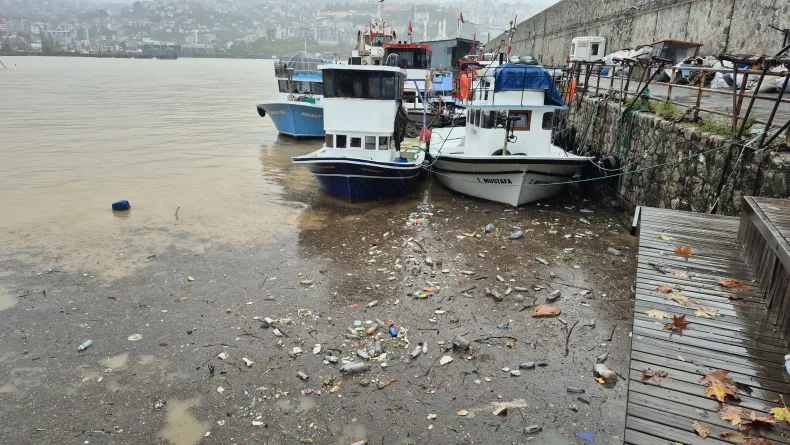 Zonguldak’ta yağış sonrası deniz çamur rengini aldı