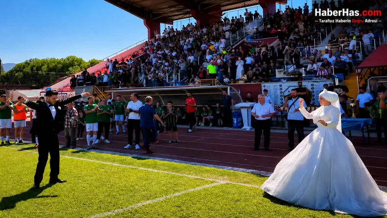 Düğün Var Ama Final de Var! Gelin ve Damat Tribündeki Yerini Aldı
