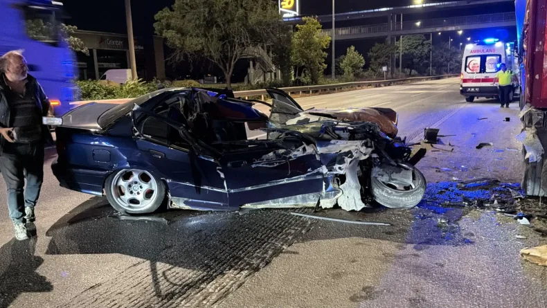 Saat 04.50’de Can Pazarı! TIR’a Çarpan Otomobil Hurdaya Döndü: 23 Yaşındaki Sürücü Ölümden Döndü