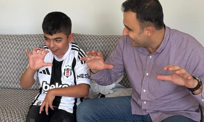 Muhammed’e söz verdiği Beşiktaş formasını hediye etti