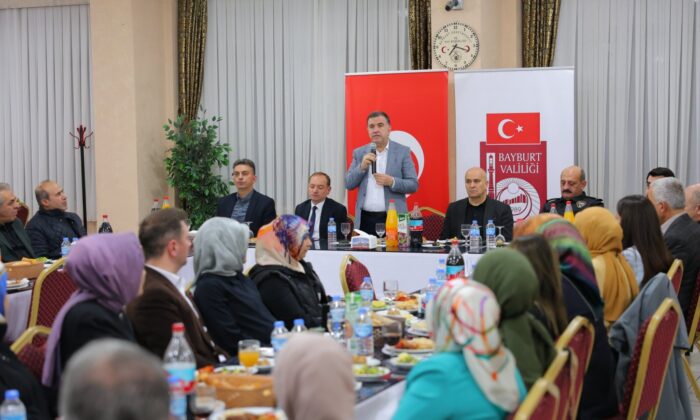 Bayburt Valisi Mustafa Eldivan, valilik çalışanları ile iftar sofrasında bir araya geldi